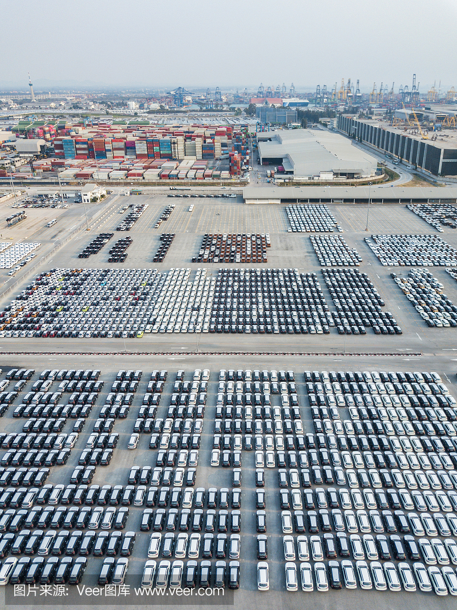 汽车工厂停车场停放的新车鸟瞰图。在国际港口等待进出口。